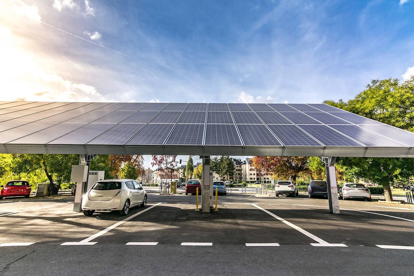 Parkplatz mit Solar-Überdachung