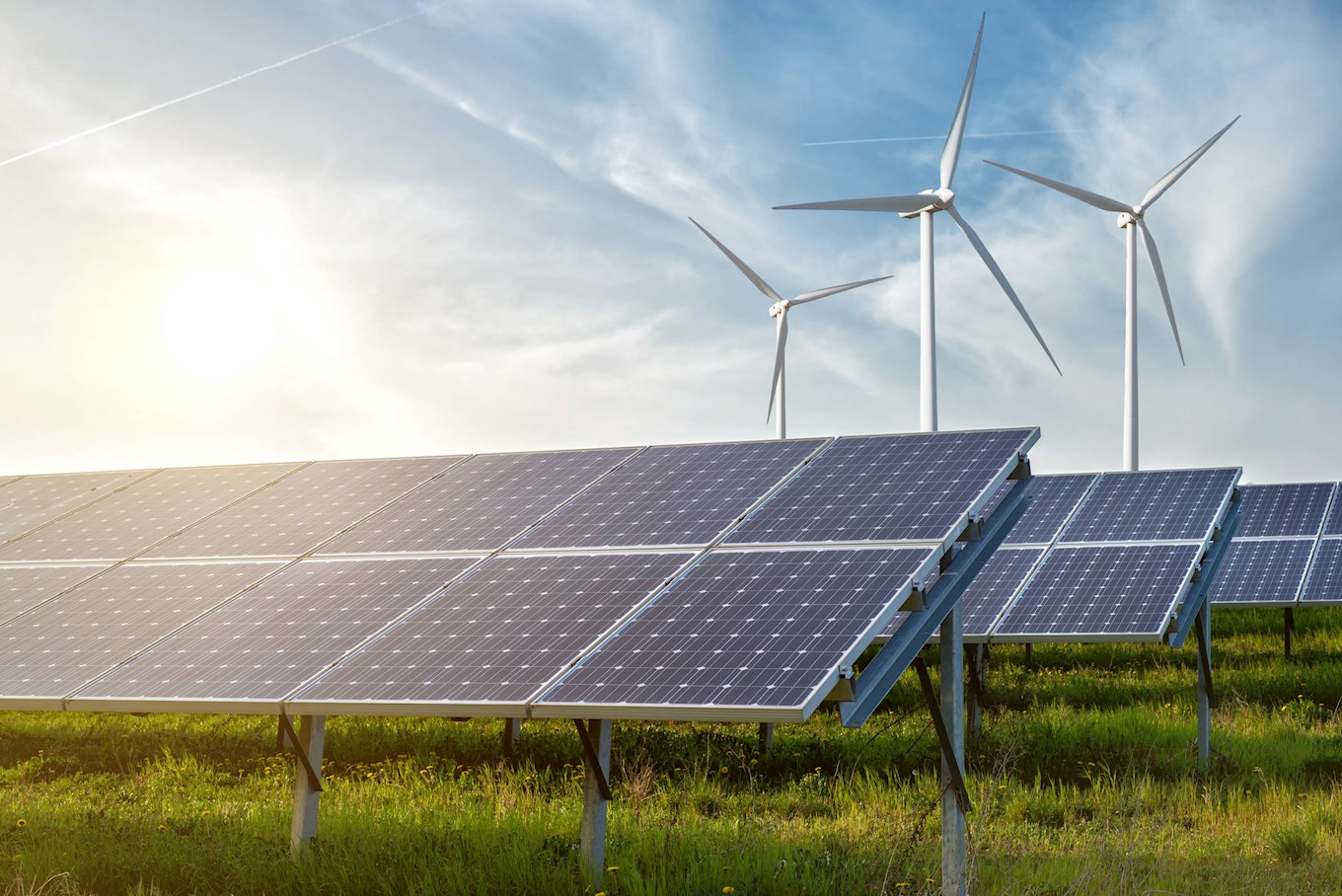 iStock-489193525-erneuerbare-energien-solar-wind-landschaft
