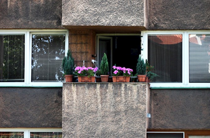Haus-Balkon-Blumenkaesten