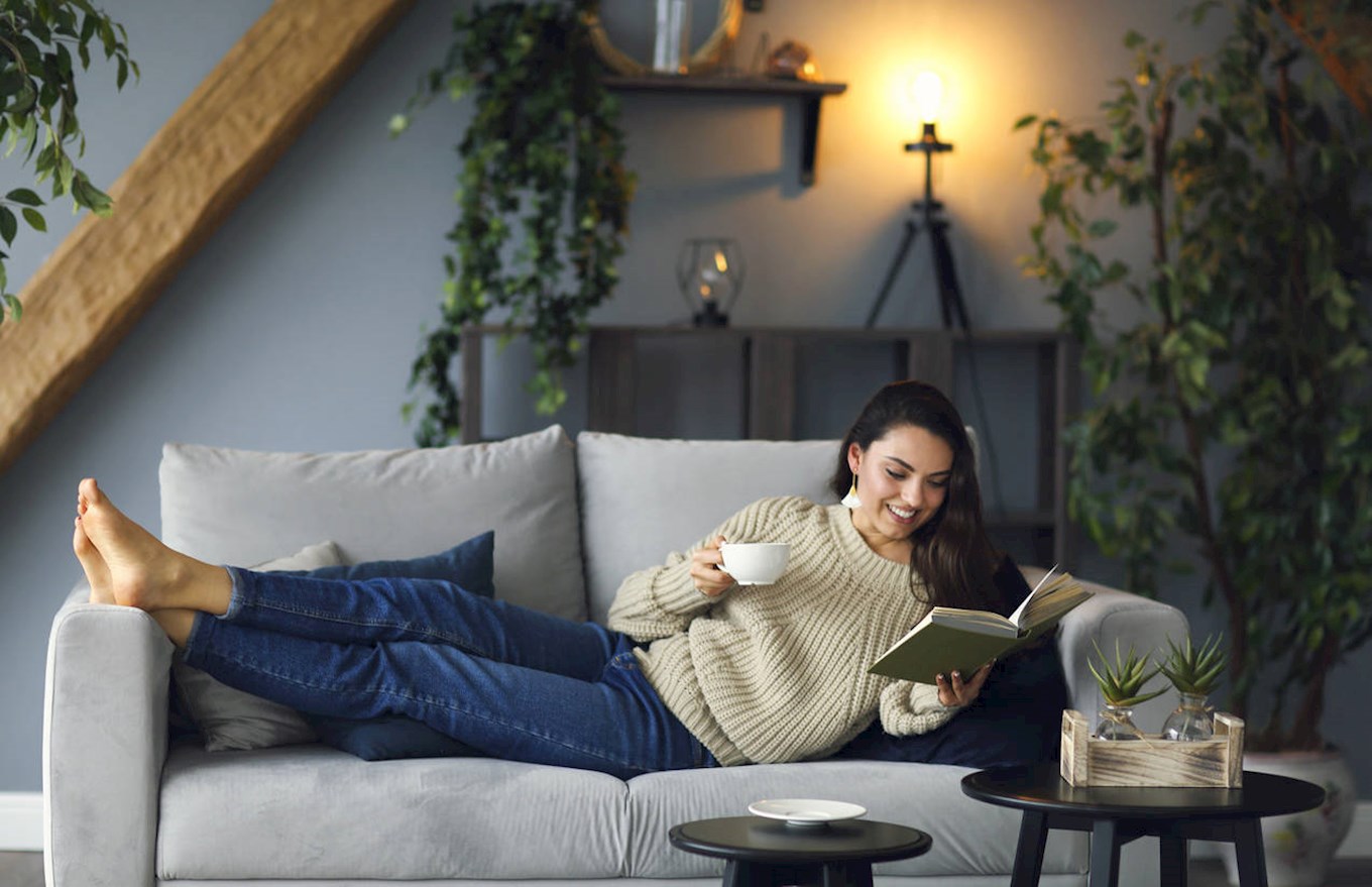 Frau-liegt-auf-Couch-Lampe-Produktbild