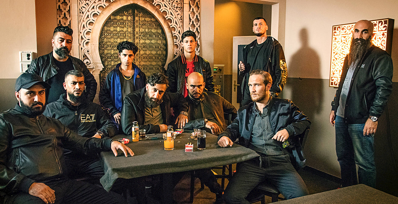 Berliner Gangster sitzen am Tisch in einer Shisha-Bar