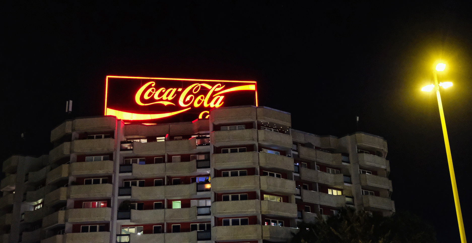 Leuchtreklame in Berlin: Coca-Cola-Leuchtwerbung am Spitteleck