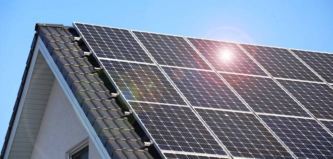 Dachgiebel mit Solarpanelen – Zuschuss erhalten mit der KfW-Förderung Photovoltaik