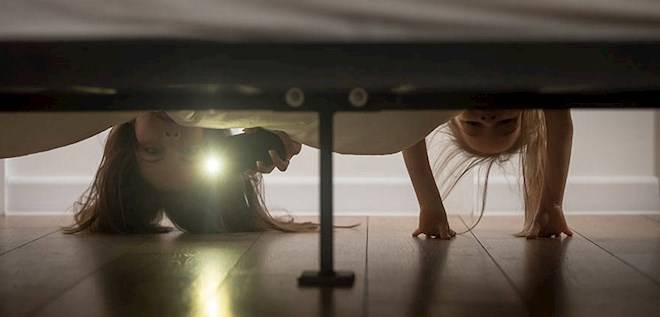 Stromfresser-Menschen-gucken-unterm-Bett