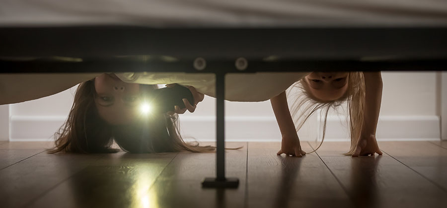 Stromfresser-Menschen-gucken-unterm-Bett