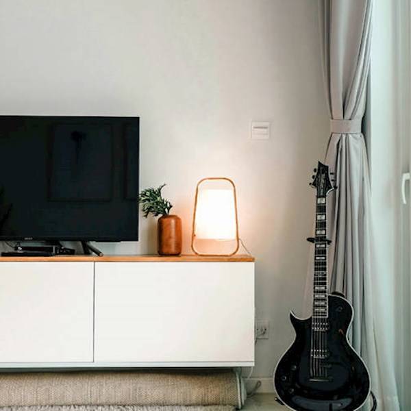 bild-text-quartierstrom-tv-fernseher-elektrische-gitarre-wohnzimmer-lampe-licht
