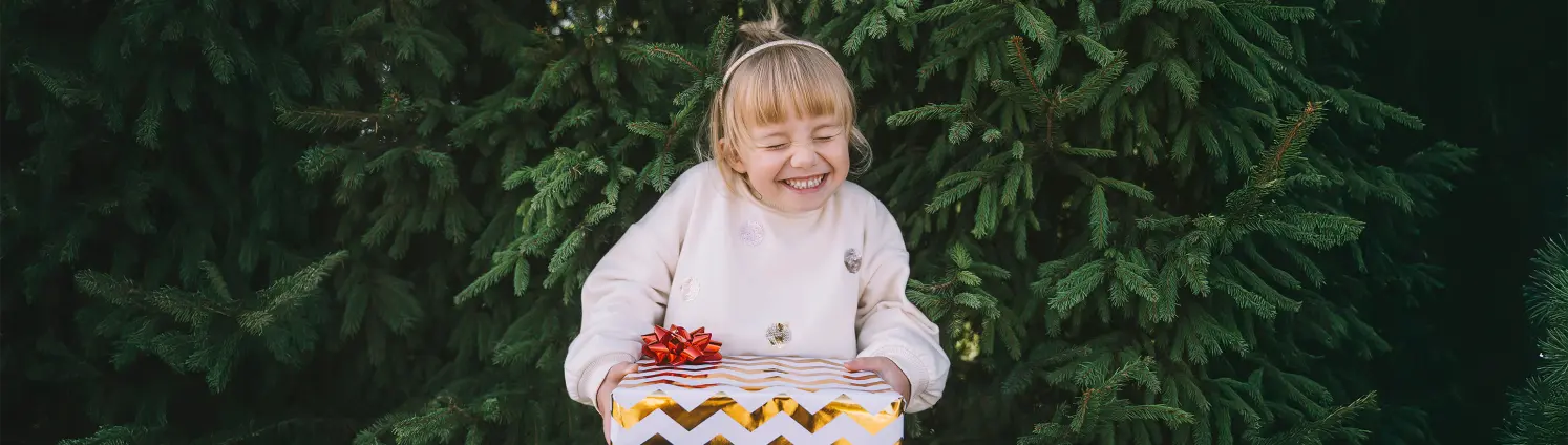 Mädchen mit Geschenk in der Hand