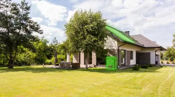 Ein Einfamilienhaus mit einer Grün angedeuteten Photovoltaikanlage