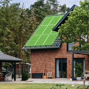 Zwei Häuser mit Grün angedeuteten Photovoltaikanlagen 