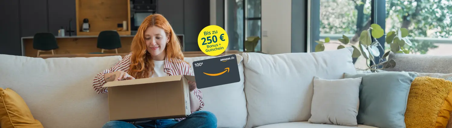 Eine rothaarige junge Frau sitzt gemütlich auf ihrer Couch und schaut glücklich in ein Paket. Bild mit KI erstellt.