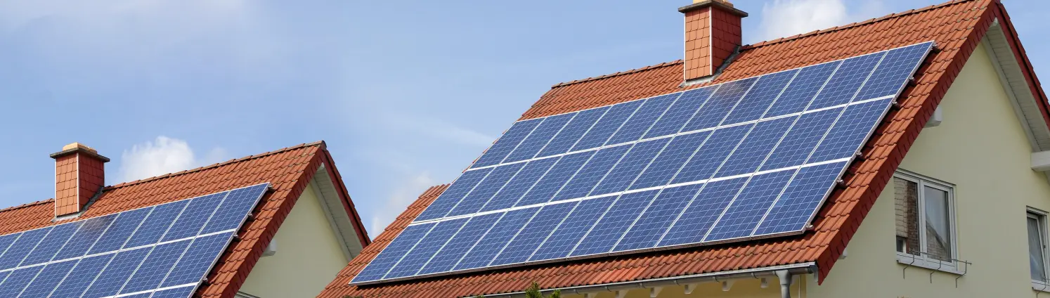 Einfamilienhaus mit Solarpanelen auf dem Dach
