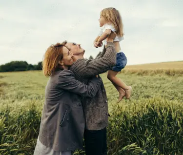Familie ist glücklich auf dem Feld, Vater, Mutter und Kind.