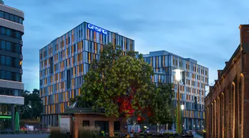 GASAG-Gebäude auf dem EUREF-Campus in der Dämmerung