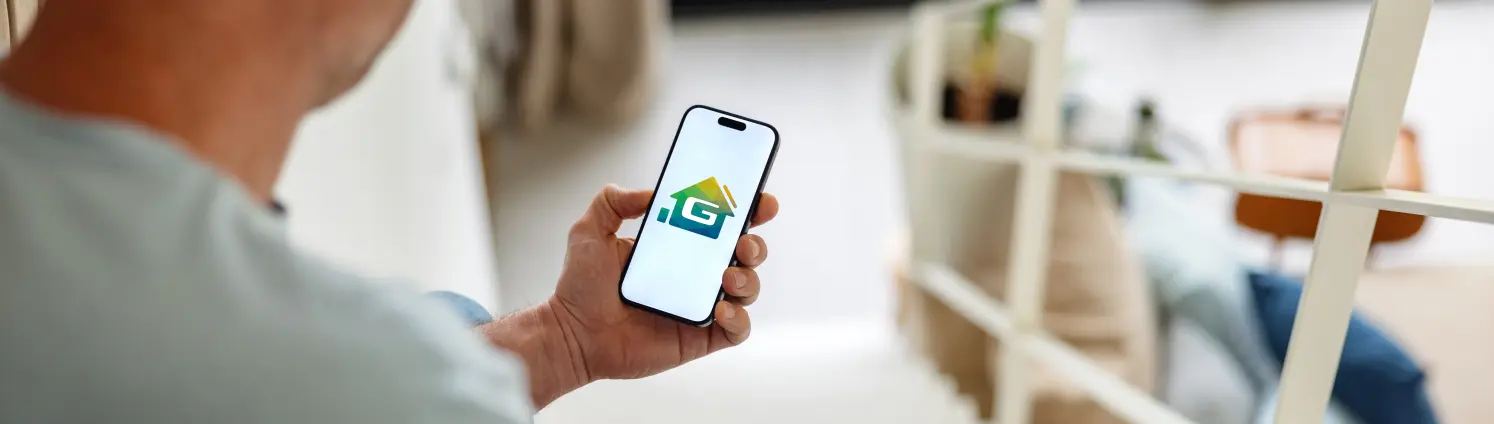 Mann schaut auf den Bildschirm seines Smartphones und öffnet die Energiemanager-App der GASAG