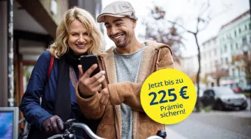 Frau und Mann schauen auf ihr Handy in der Stadt mit Bonusstörer bis zu 225 Euro Prämie 