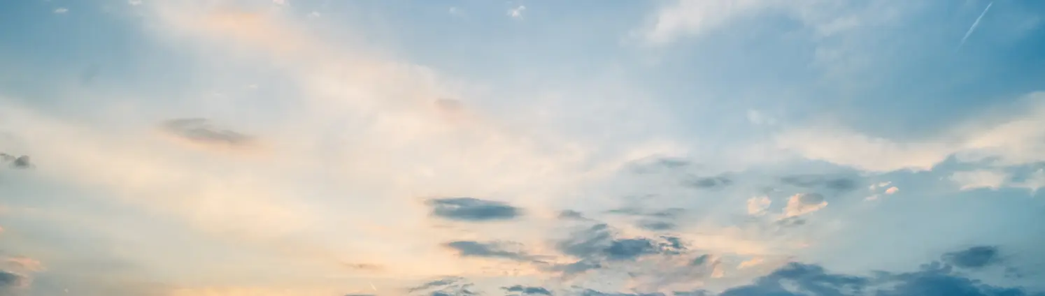 Blauer Himmel mit kleinen Wolken und leichtem Sonnenschein