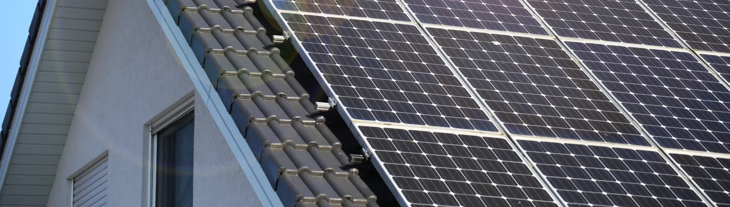 Ein mit PV-Paneelen belegtes Dach eines Einfamilienhauses