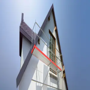 Ein eingerüstetes Einfamilienhaus, das gerade saniert wird Bild mit KI erstellt.