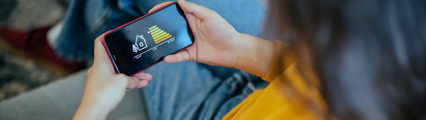 Frau verwendet App auf ihrem Handy
