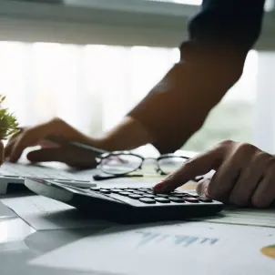 Frau mit Rechner während der Arbeit für Finanzdokumente