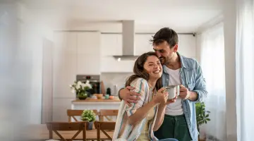 Frau und Mann glücklich in einer Wohnung Bild mit KI erstellt.