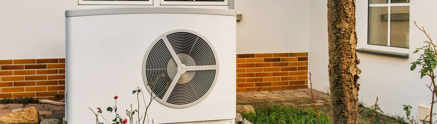 Luftwärmepumpe vor Einfamilienhaus