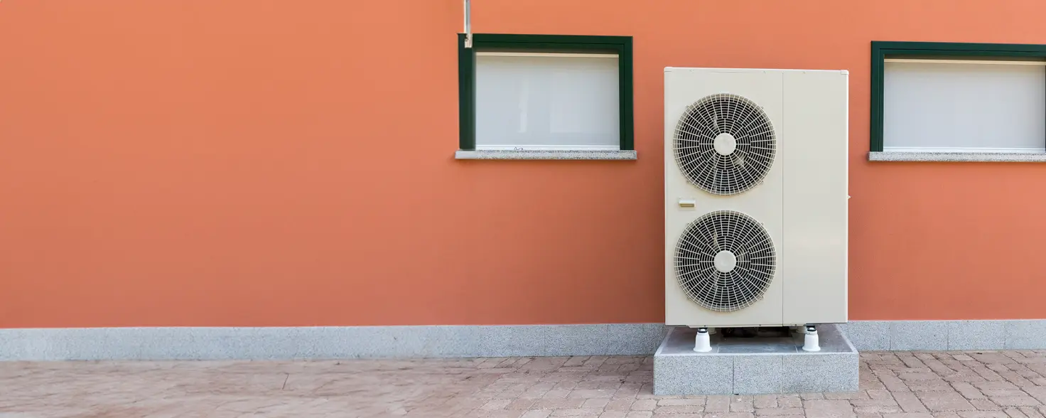 Eine Wärmepumpe an einer Hauswand