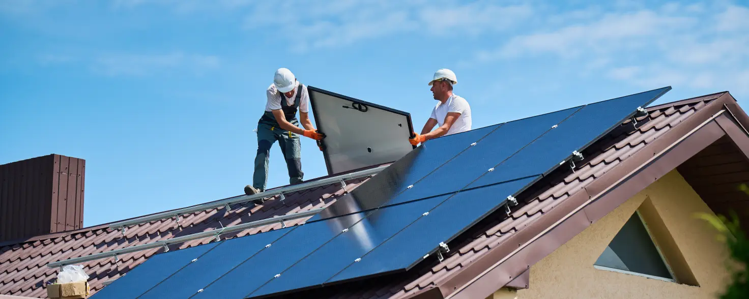 Installateure bauen Solaranlage auf