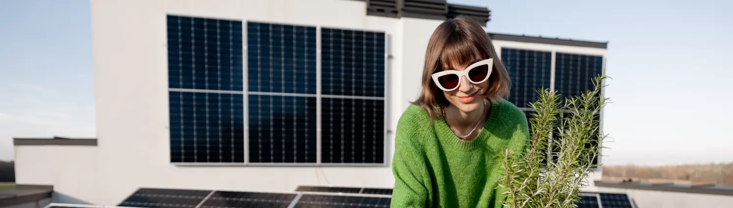 Glücklicher Hausbesitzer mit Solaranlage