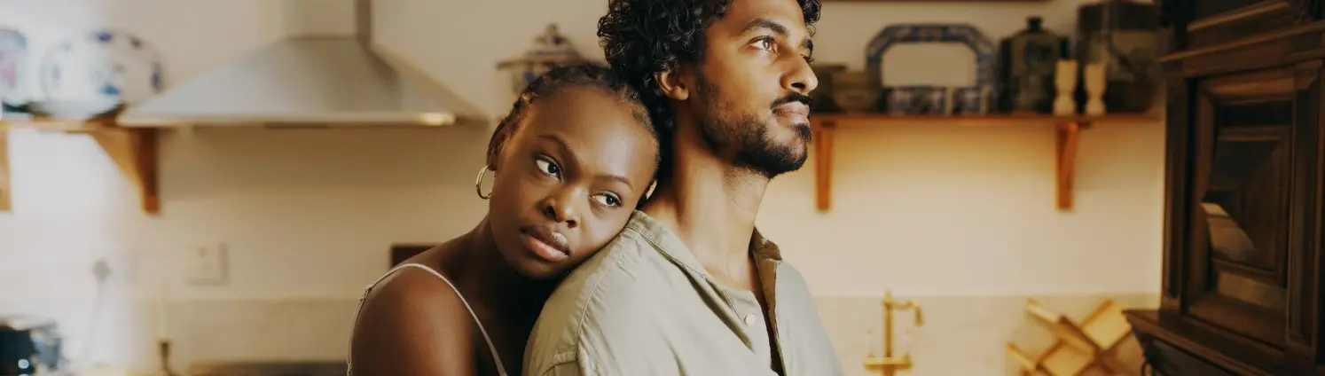 Mann und Frau umarmen sich