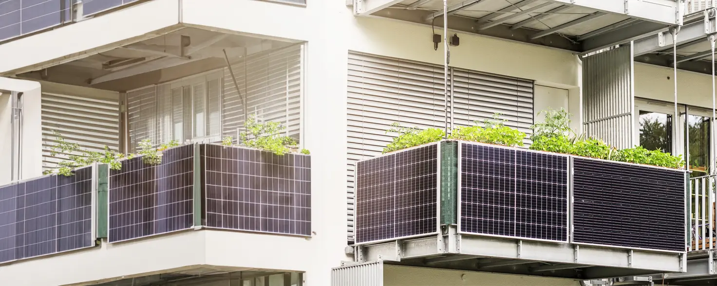 Mehrere Balkone, an denen Balkonkraftwerke angebracht sind