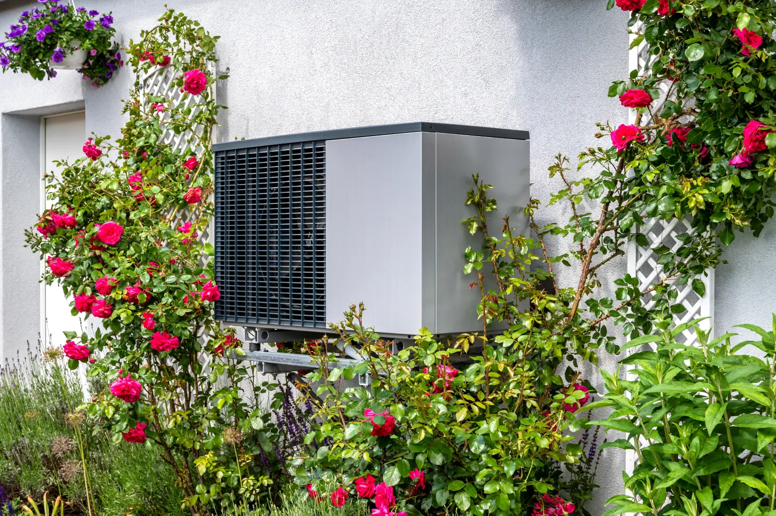 Eine CO2-Wärmepumpe ist an einer Hausfassade installiert
