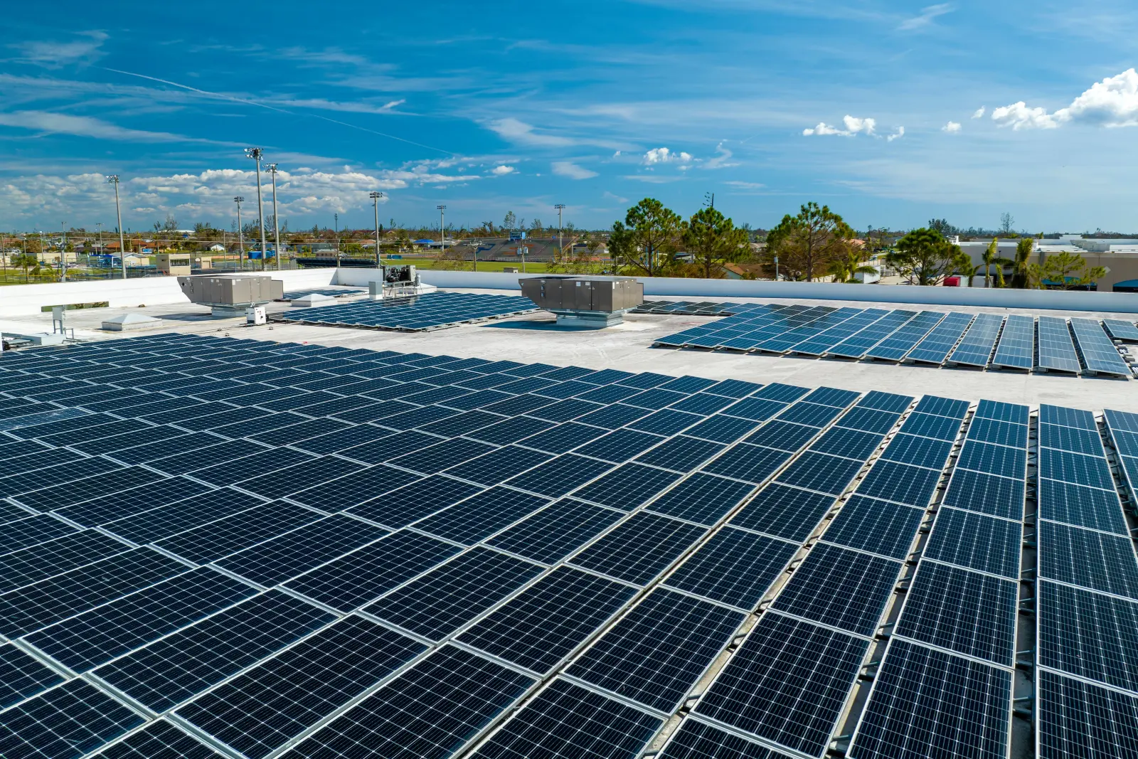 Mehrere Solaranlagen auf einem Flachdach