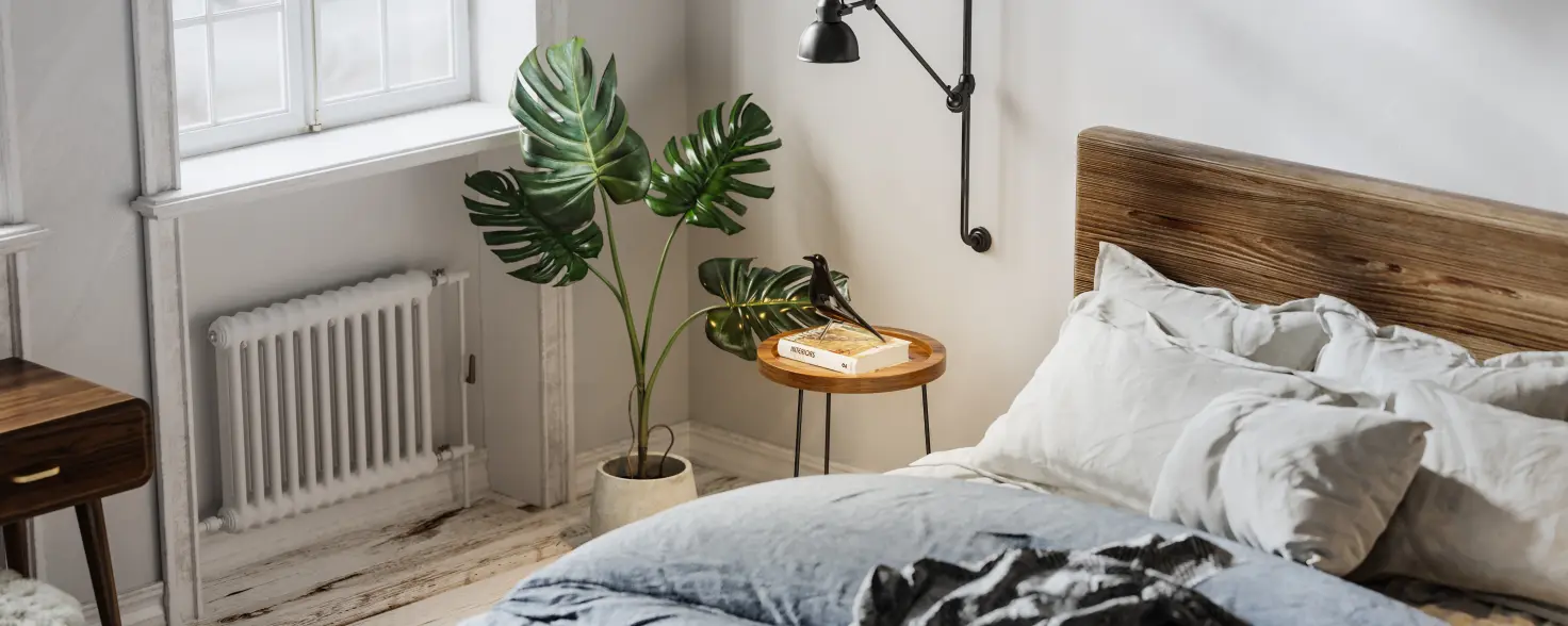 Bett im Schlafzimmer mit Heizung