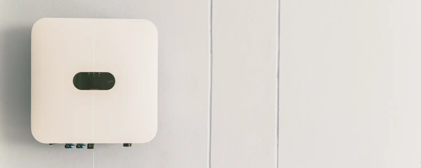 Wechselrichter an Wand