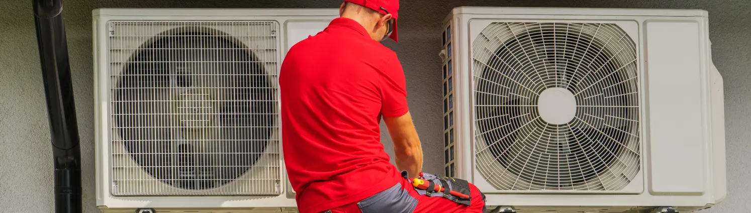 Techniker, der den geplanten Service für Wärmepumpeneinheiten durchführt