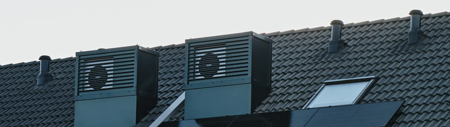 Moderne Reihenhäuser mit integrierten Wärmepumpen auf dem Dach