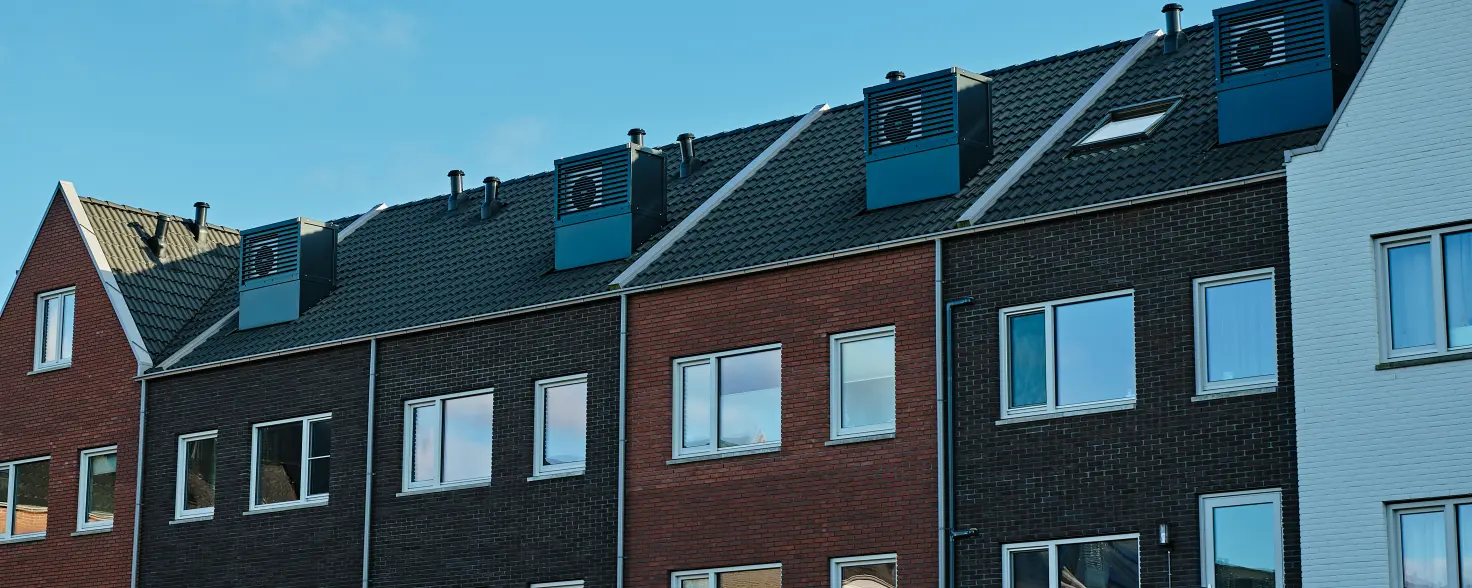 Reihenhäuser mit Wärmepumpen auf dem Dach