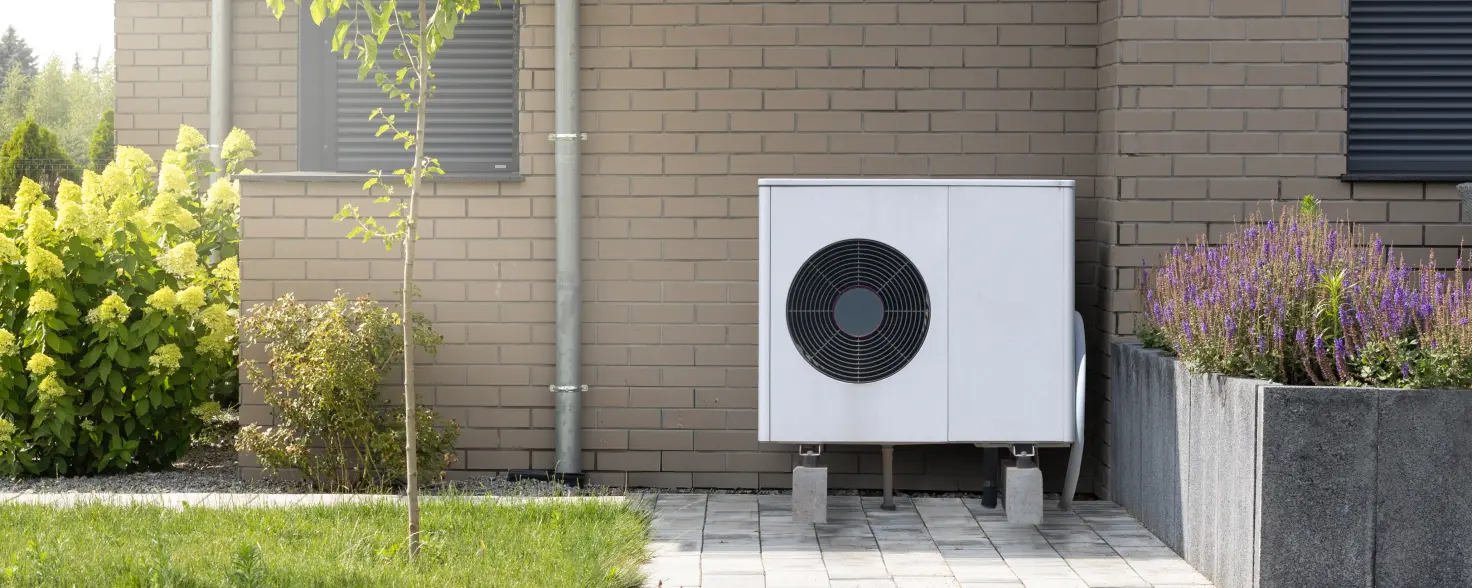 Wärmepumpensystem an der Außenseite eines modernen Gebäudes installiert