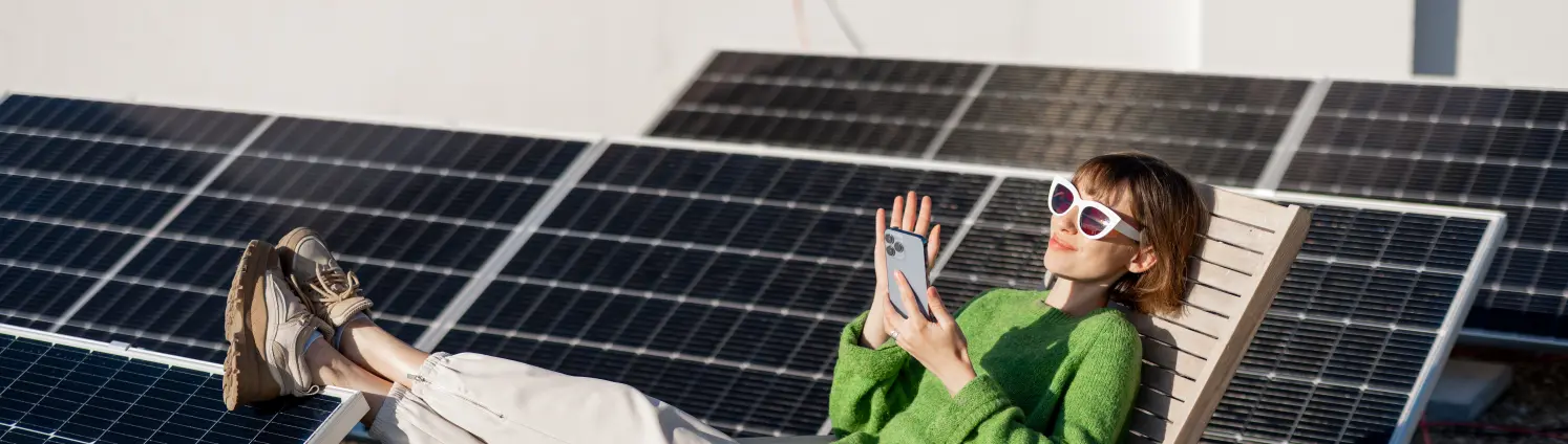 Frau auf dem Dach mit Solarstation