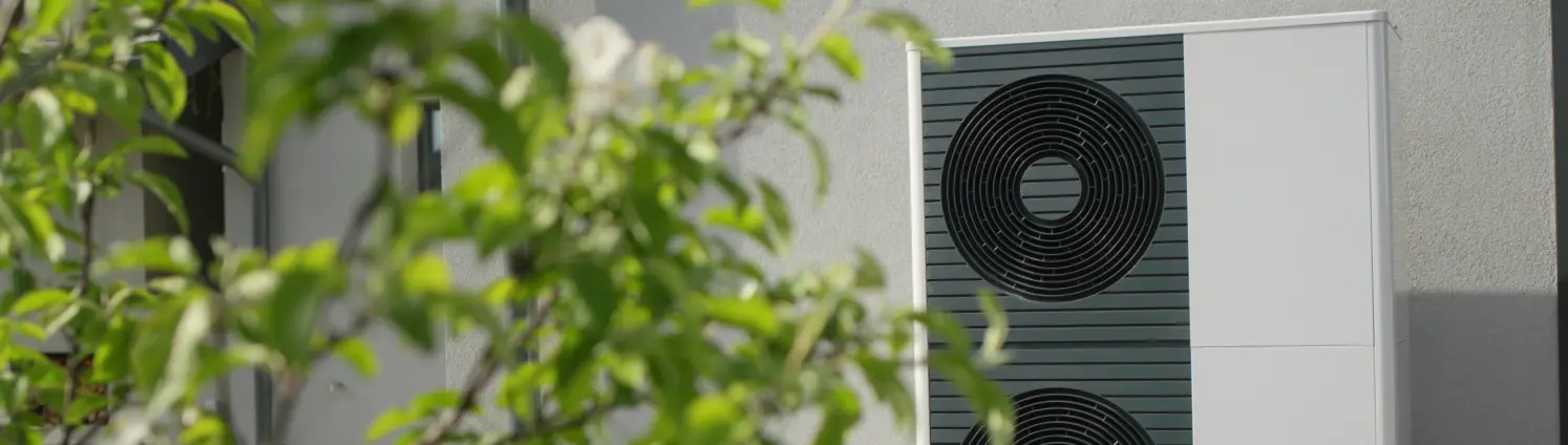 Leistungsstarke Wärmepumpe für Heizung und Klimatisierung eines modernen Privathauses.