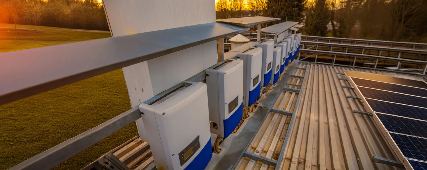 Stromspeicheranlage für Photovoltaik in einer Reihe auf einem Dach