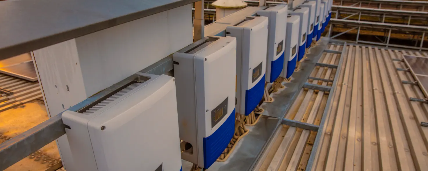 Stromspeicheranlage für Photovoltaik in einer Reihe auf einem Dach