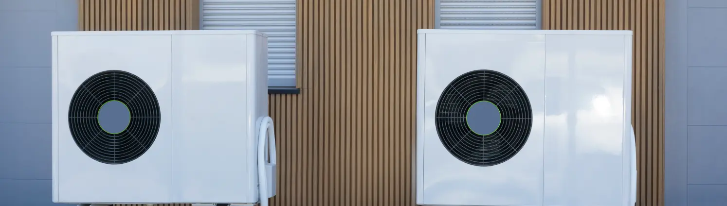 Zwei Wärmepumpen vor einem Haus