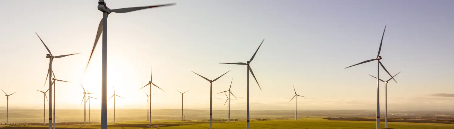 Luftaufnahme von Windkraftanlagen auf einem Feld