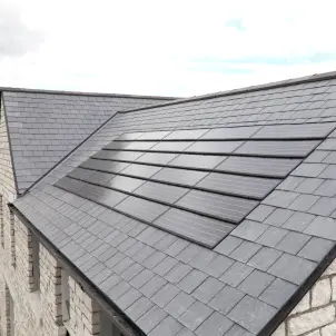 Solardachziegel auf dem Satteldach eines Einfamilienhauses.
