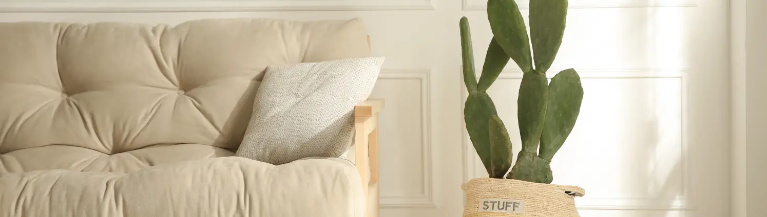 Helles Wohnzimmer mit Couch und Kaktus