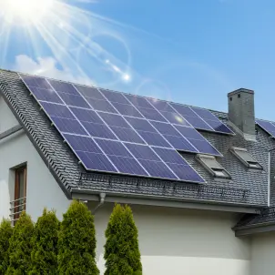 Dach eines Einfamilienhauses mit einer Photovoltaik-Anlage