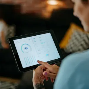 Eine Person bedient ein Tablet.