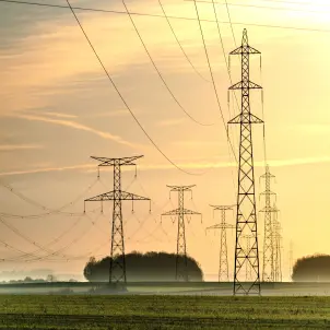 Sonnenaufgang mit Strommast. 